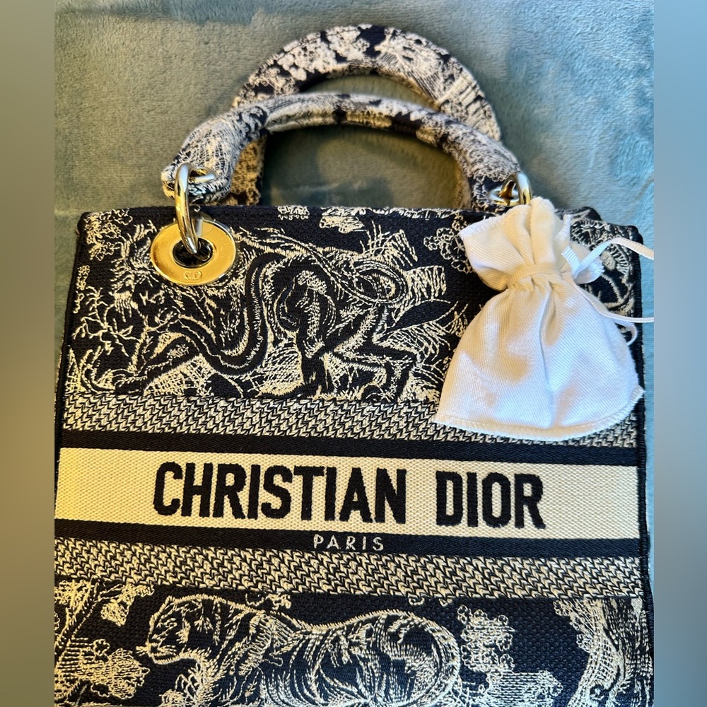 100% Authentic Dior: Medium Lady D-Lite Bag, Canvas Blue Toile de Jouy Embroider - Picture 9 of 15
